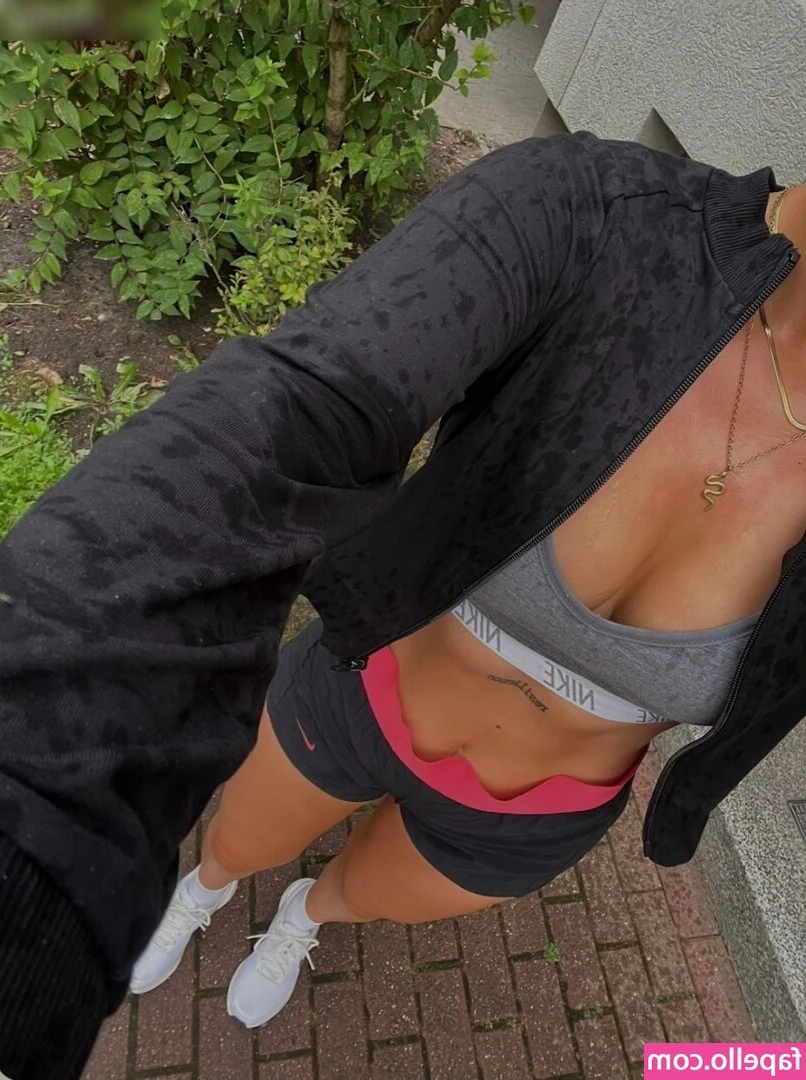 Jasmin Eller [ jasmin-eller ] - Slurping the spunk out here cunt as she squats over me 👅