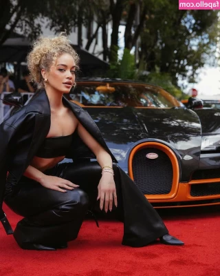 Jasmine Sanders [ jasmine-sanders ] - For me the excitement is wondering if someone is watching me