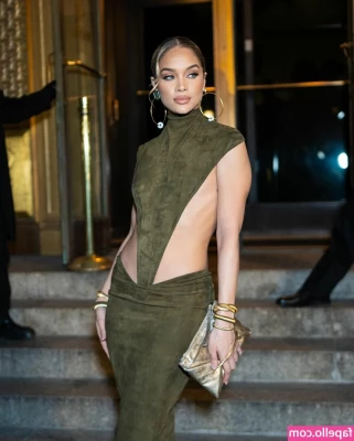 Jasmine Sanders [ jasmine-sanders ] - Happy Friday babes   sorry I ve been a bit absent on here this week 