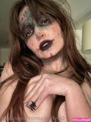 RLrunescapeGF [ rlrunescapegf-5 ] - Oops  I guess that s what I get for wearing no panties and grey shorts