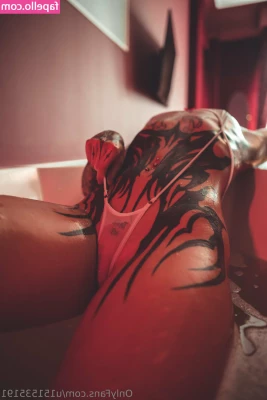 Kyrae_official [ kyrae-official ] - Got out the shower  tied up my hair and hit the gym hard  Working