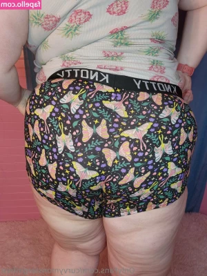 curvymonstergirlfree - Whoops! Did my top ride up? 😏