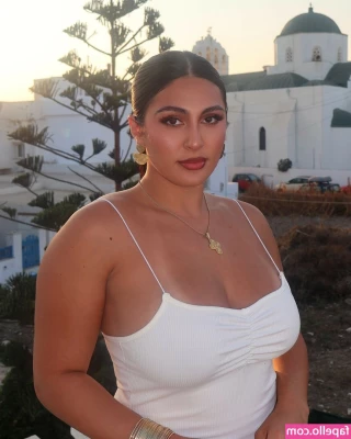 Erifili Sfakianakis [ erifili-sfakianakis ] - 𝑨 𝒘𝒐𝒎𝒂𝒏 𝒊𝒔 𝒂 𝒇𝒍𝒐𝒘𝒆𝒓