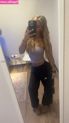 Lexii_violett [ lexii-violett ] - I m the type to whisper in your ear while you are in a high profile