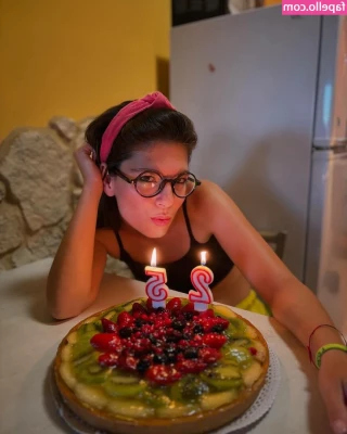 Sara Bell [ sara-bell ] - Swipe to watch me spreading my cheeks