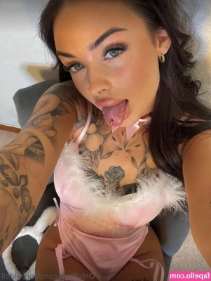 Anrealdoll ????️ [ anrealdoll ] - Alguien me hace más fotos desnuda