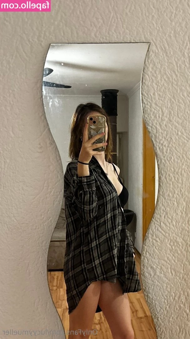 Lucy Müller [ lucy-mller ] - Stream started at 10 31 2024 09 32 pm