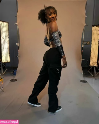 Queen Aminata [ queen-aminata ] - Extrañando la playita