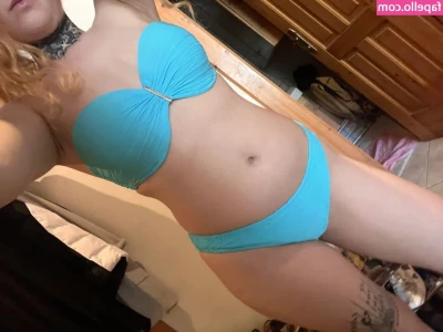 Maryjane Auryn [ maryjane-auryn ] - When your boobs are bigger than the dog on your shoulder