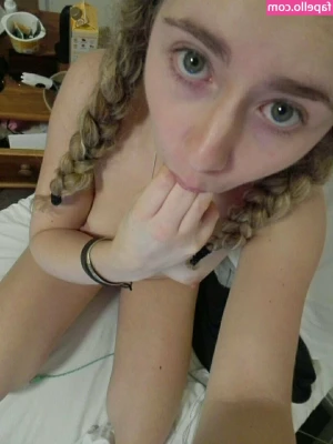 Maryjane Auryn [ maryjane-auryn ] - Gaming night while naked