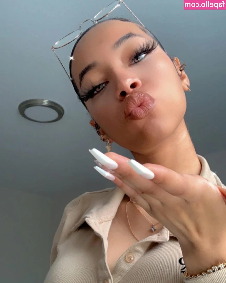 Alayjhas_planet [ alayjhas-planet ] - Leave a hand print on it 🍑👋