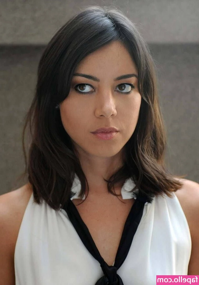aubreyplaza - Worship us both    femdombrat