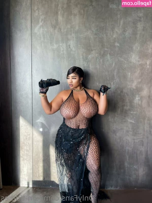 Kim Tiddies [ kim-tiddies ] - Buen día bebés    Quien me dá una manito
