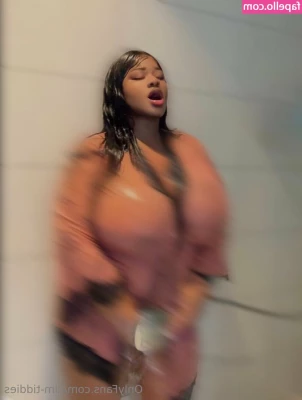 Kim Tiddies [ kim-tiddies ] - Here’s a video of me jerking and fucking myself! I really like the