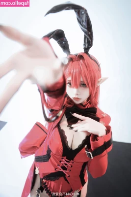 g44gallery - too hot to handle