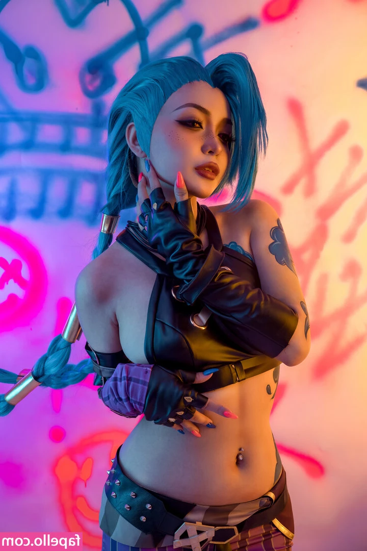 Jinx Cosplay Arcane [ jinx-cosplay-arcane ] - Playing with my cock in the blue light 💡