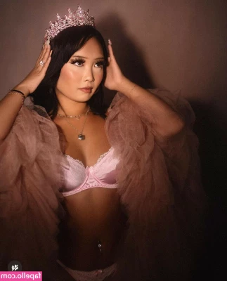 Samantha Yang Hmong [ samantha-yang-hmong ] - Nipple just peaking out