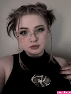CheersItsKatie - lil bit of underboob
