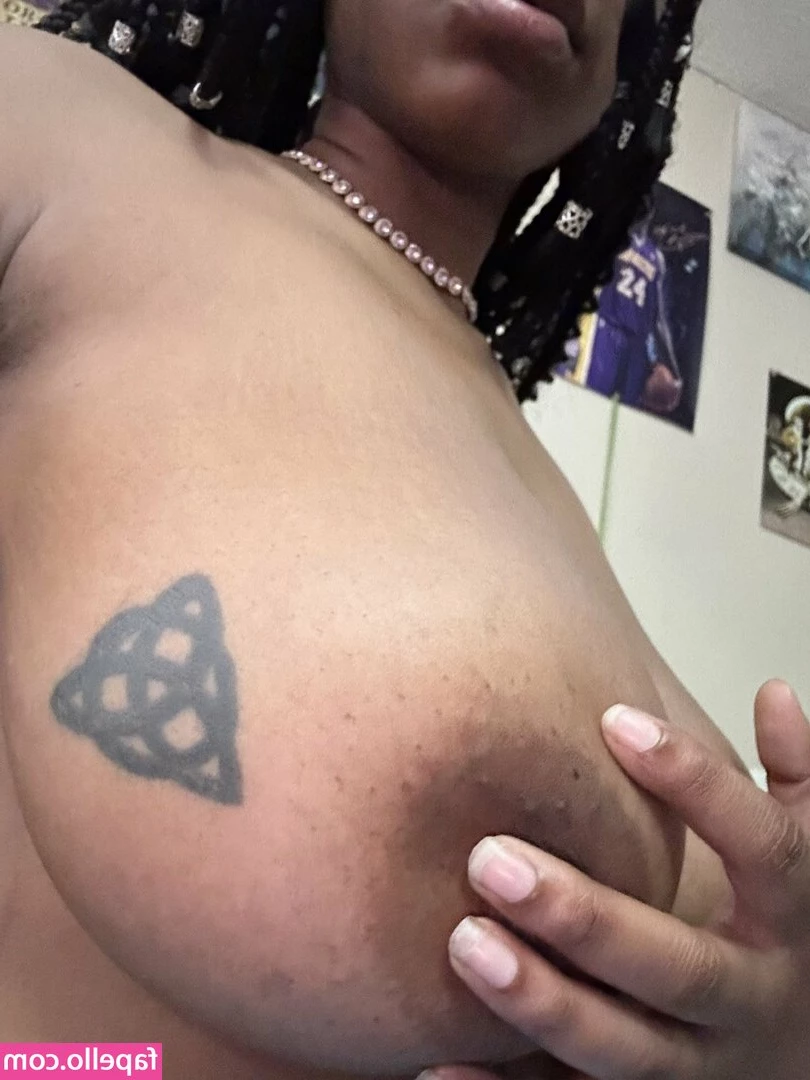Yunique - Would you fuck my brains out if I asked nicely?👅🖤