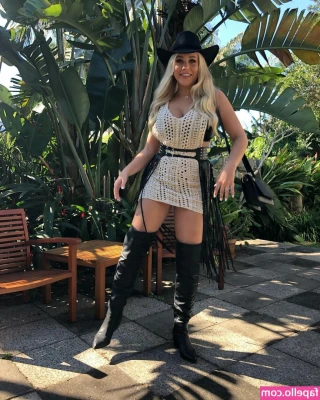 Casee Brimblecombe [ casee-brimblecombe ] - Like my Camel toe