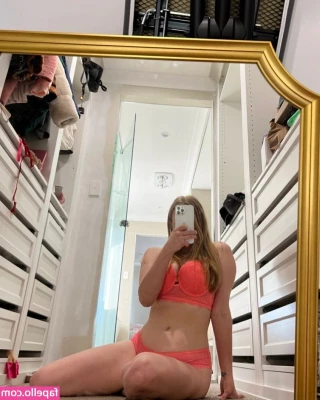 Stephanie - im waiting for you to slide in my DMs 👀