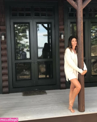 Cindy Crawford [ cindy-crawford ] - Its almost 2025