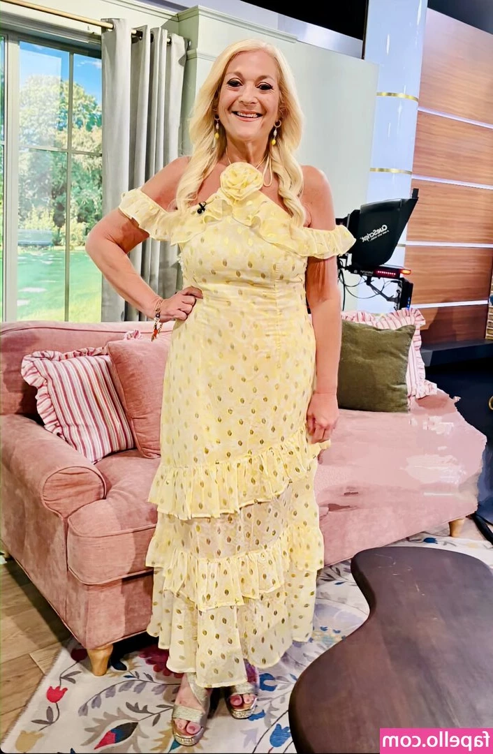 Vanessa Feltz [ vanessa-feltz ] - If you were my boyfriend… Would you want me to try on my new jeans