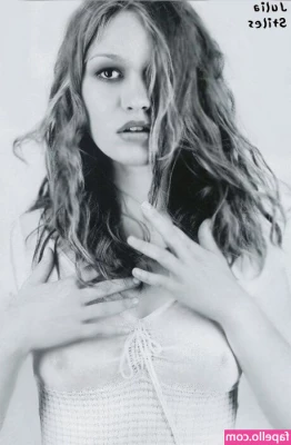  [ julia-stiles ] - U wanna smell my feet