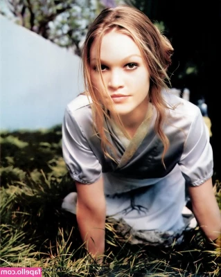  [ julia-stiles ] - Peek a boo   as you can see my kitty bounced right back too