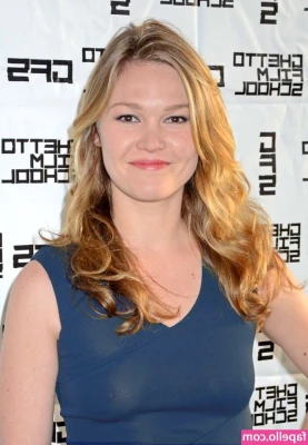  [ julia-stiles ] - having a slice this afternoon, what are you eating? 😉