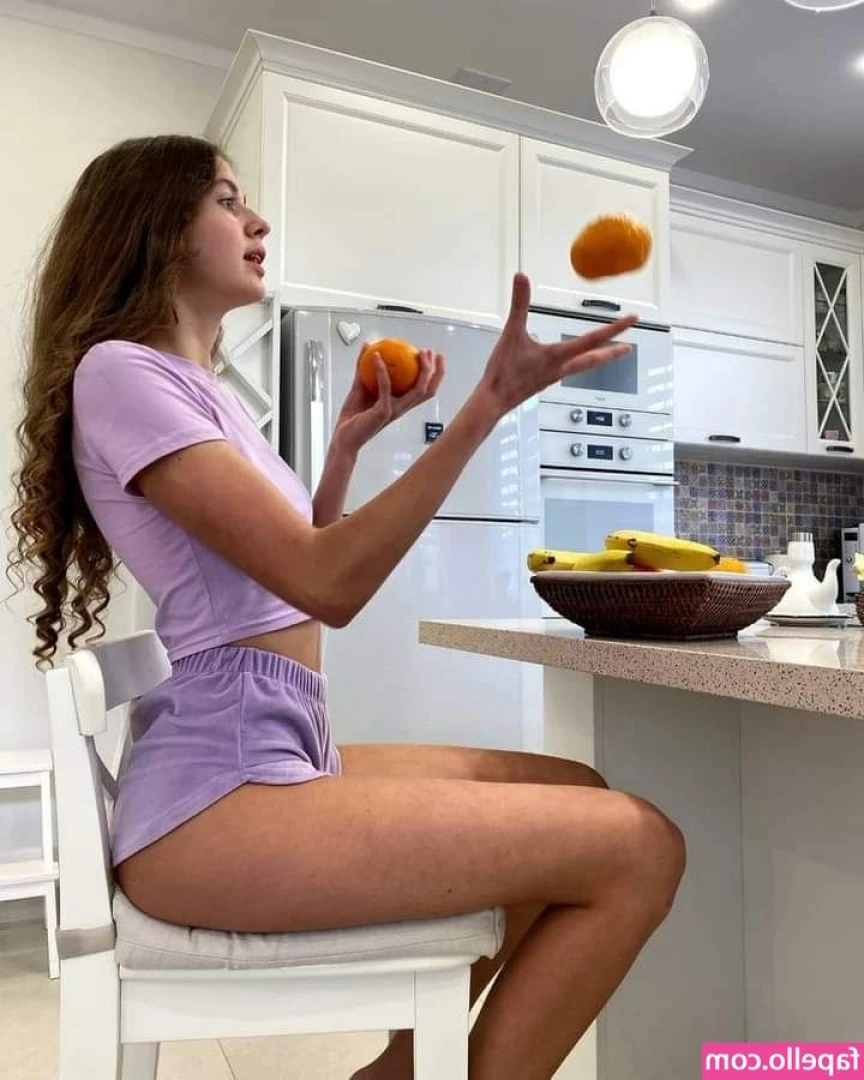 Stefania Deriabina [ stefania-deriabina ] - Going live on stage at 7 pm