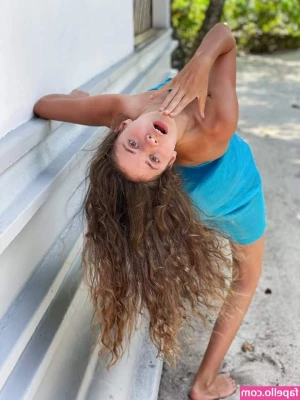Stefania Deriabina [ stefania-deriabina ] - Dirty feet for you 😏