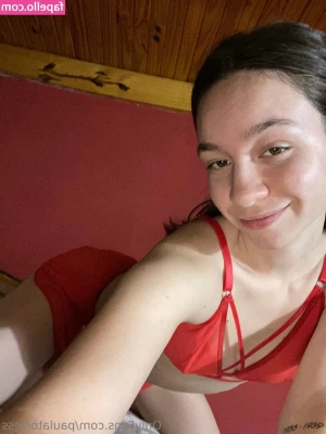 paulatorress - oops you can almost see my pussy😇
