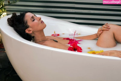 calafleur - Adicta y sutil a ti  a tus miradas  El deseo que nace de tus labios