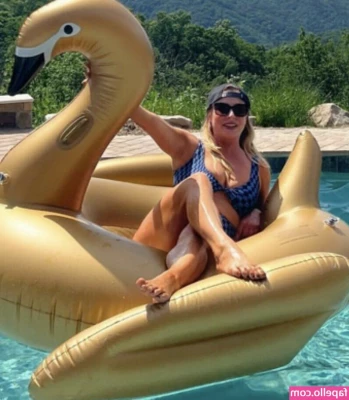 kaitlyn_vincie [ kaitlyn-vincie ] - Bare With me while I adjust to my cast  Pictures will be just a