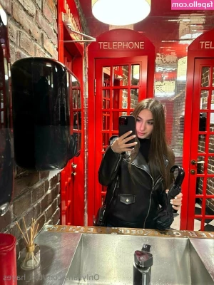 Tori_Hayes [ tori-hayes ] - Anoche me agarraron en una mesita bien rico  termino rellenando mi
