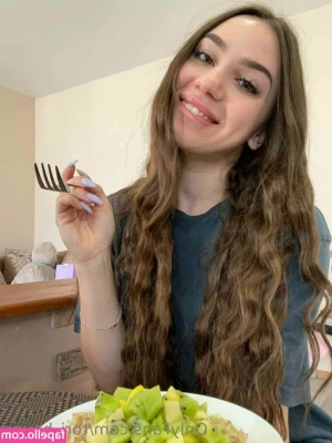 Tori_Hayes [ tori-hayes ] - Tip below to spread my pretty pink pussy 💖