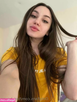 Tori_Hayes [ tori-hayes ] - Teasing in my sexy underwear with my big dildo !