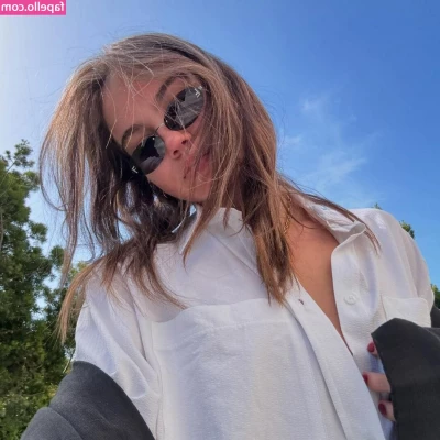 Emma Brooks [ emma-brooks ] - Happy Halloween