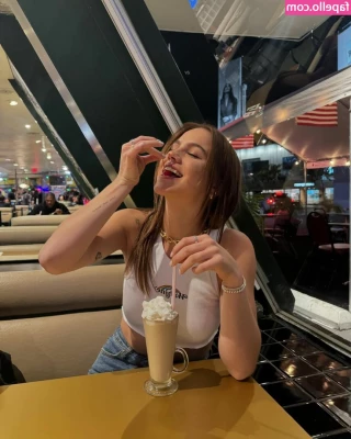 Emma Brooks [ emma-brooks ] - Do you like cake?! 🤗