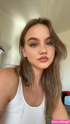 Emma Brooks [ emma-brooks ] - Hola