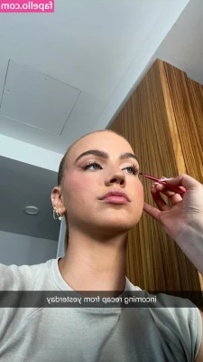 Emma Brooks [ emma-brooks ] - Que tal el rojo tus pedidos son mi prioridad  Dime papi como más te