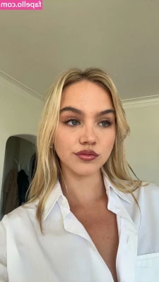 Emma Brooks [ emma-brooks ] - Who likes jeans