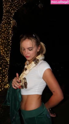 Emma Brooks [ emma-brooks ] - Sub to one of my other accounts if you wanna see me put in a cute lil