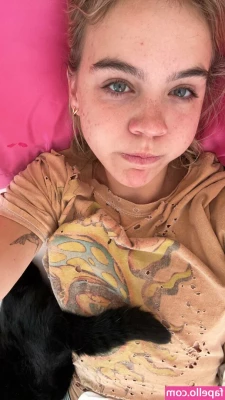 Emma Brooks [ emma-brooks ] - Last year my 32nd birthday was something to behold  this december 