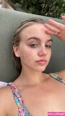 Emma Brooks [ emma-brooks ] - sending 100 of you some BTS photos of an explicit photoshoot i had on