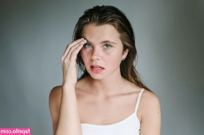 Oliwia Pawelczak [ oliwia-pawelczak ] - Grab Mommy a La Croix and I’ll let you eat my pussy.