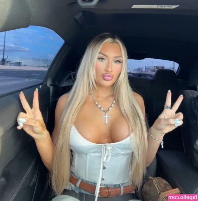 Tiffany Stratton [ tiffany-stratton ] - I think this photo deserve a tip❤️and if you do it I will send