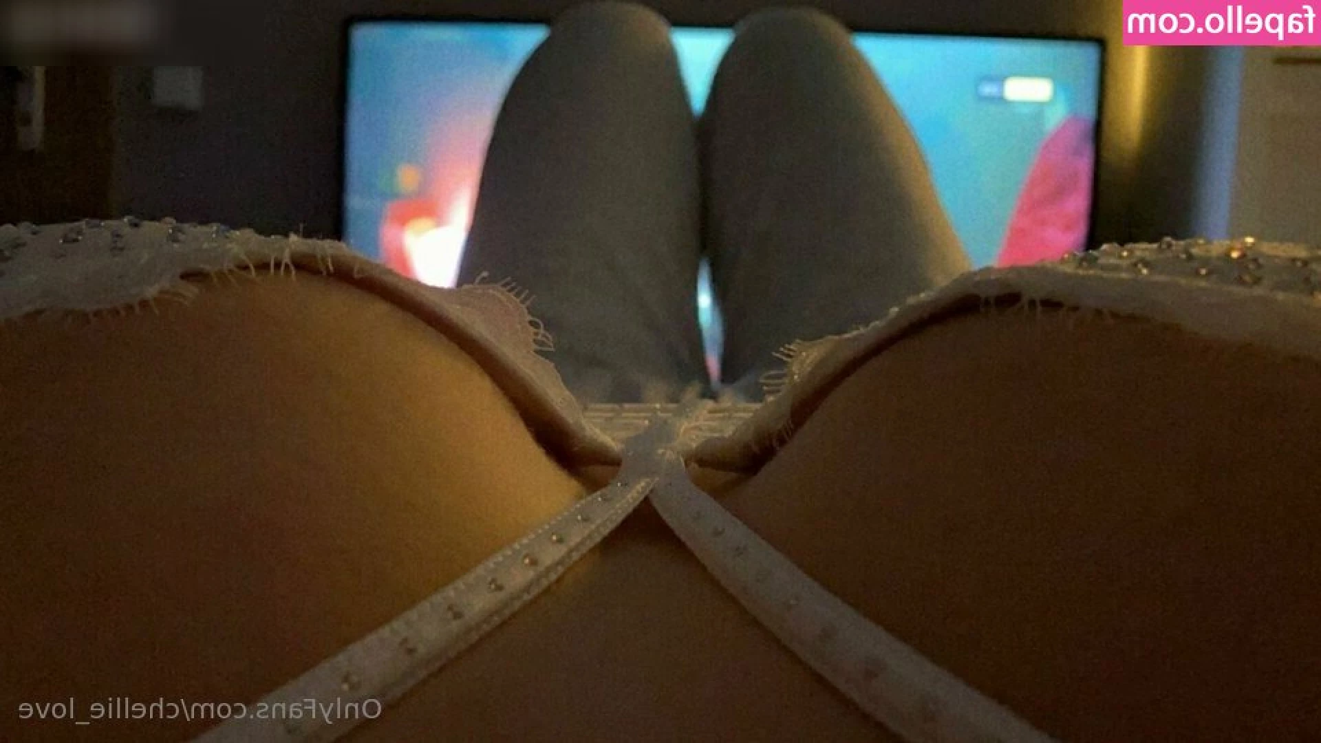  [ chellie-love ] - Unzip me! The photos I share on the wall are way milder than the set