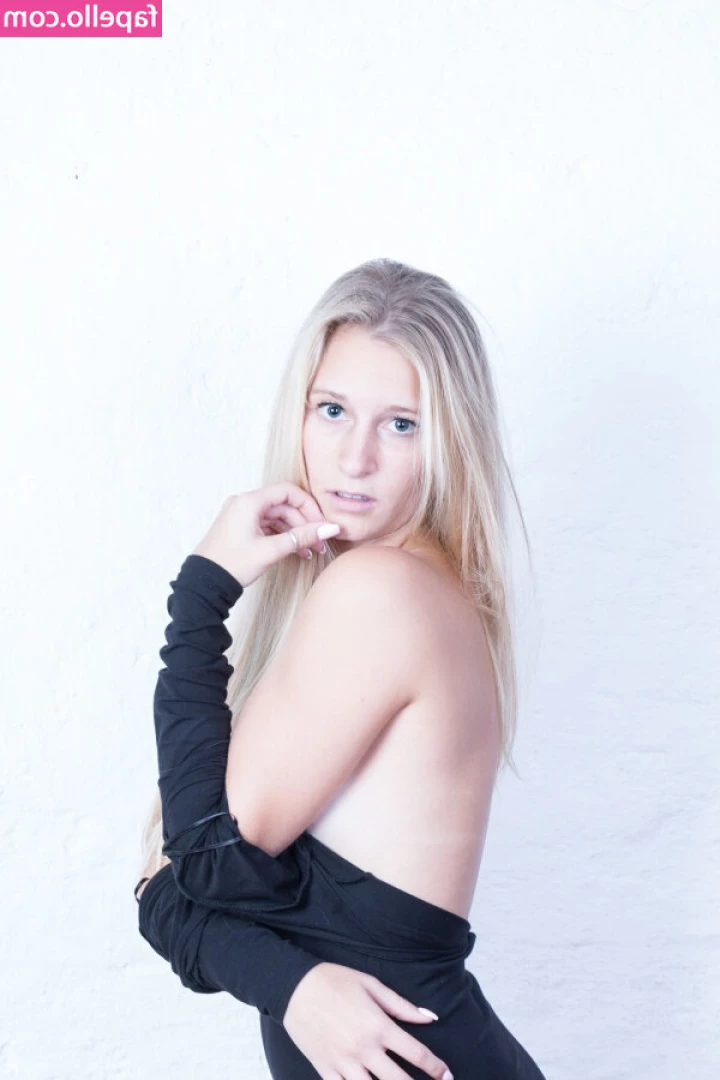 Annesophie Linn [ annesophie-linn ] - qué tal me veo     estoy tan cachonda  hoy ultime un juguete grande